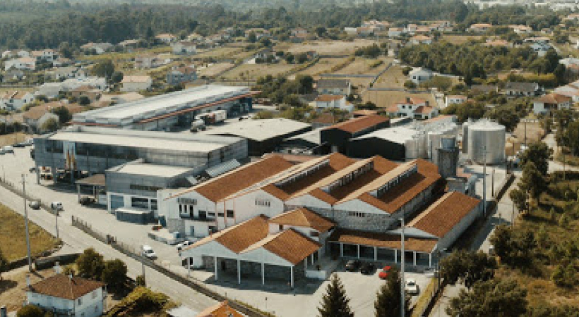 A Adega Cooperativa Regional de Monção foi fundada em 1958. Situada em plena Região Demarcada dos Vinhos Verdes, na sub-região de Monção e Melgaço, onde a casta Alvarinho é melhor representada. https://intelivino.com.br/vinicola/adega-de-moncao/